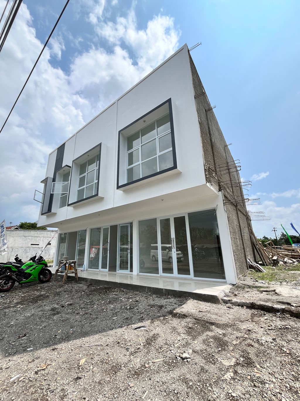 foto tampak rumah tipe Ruko The Avenue 1 perumahan Garden View Subang