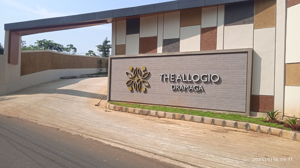 foto gerbang perumahan The Allogio Dramaga