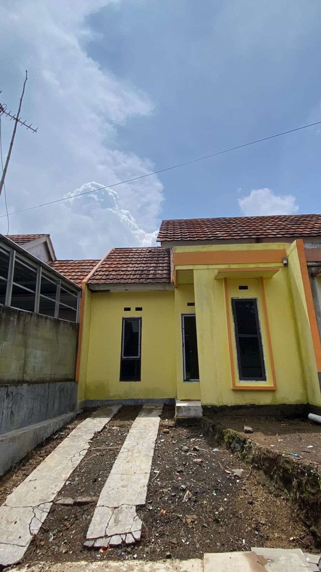 foto tampak rumah tipe 36/60 perumahan Taman Hijau Randudongkal
