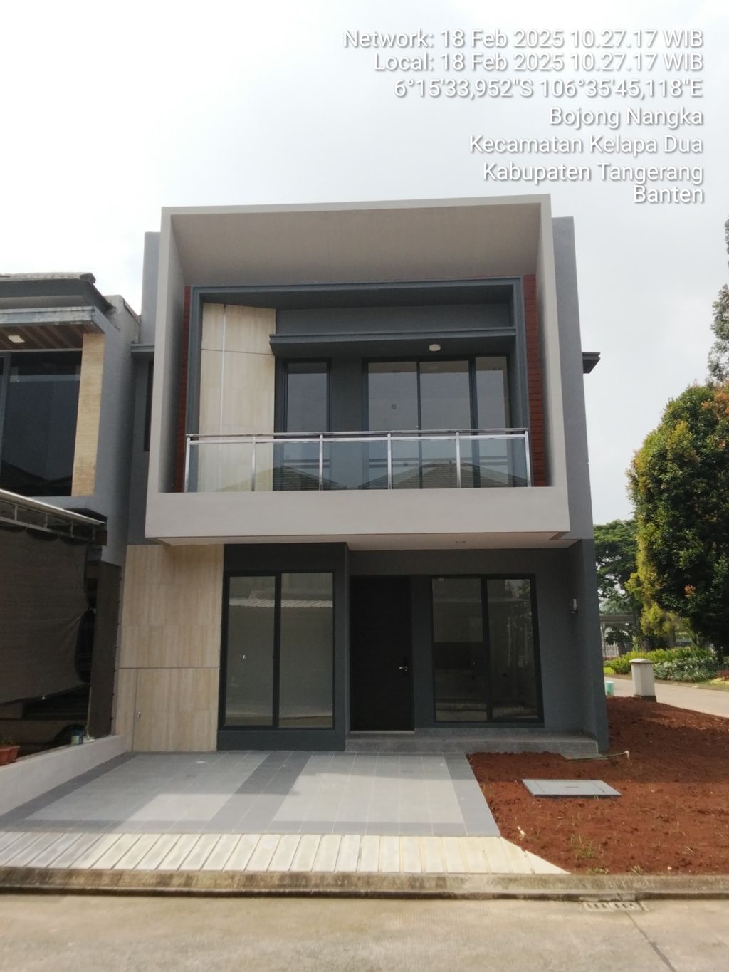 foto tampak rumah tipe CRYSTAL PLUS perumahan The First Stone