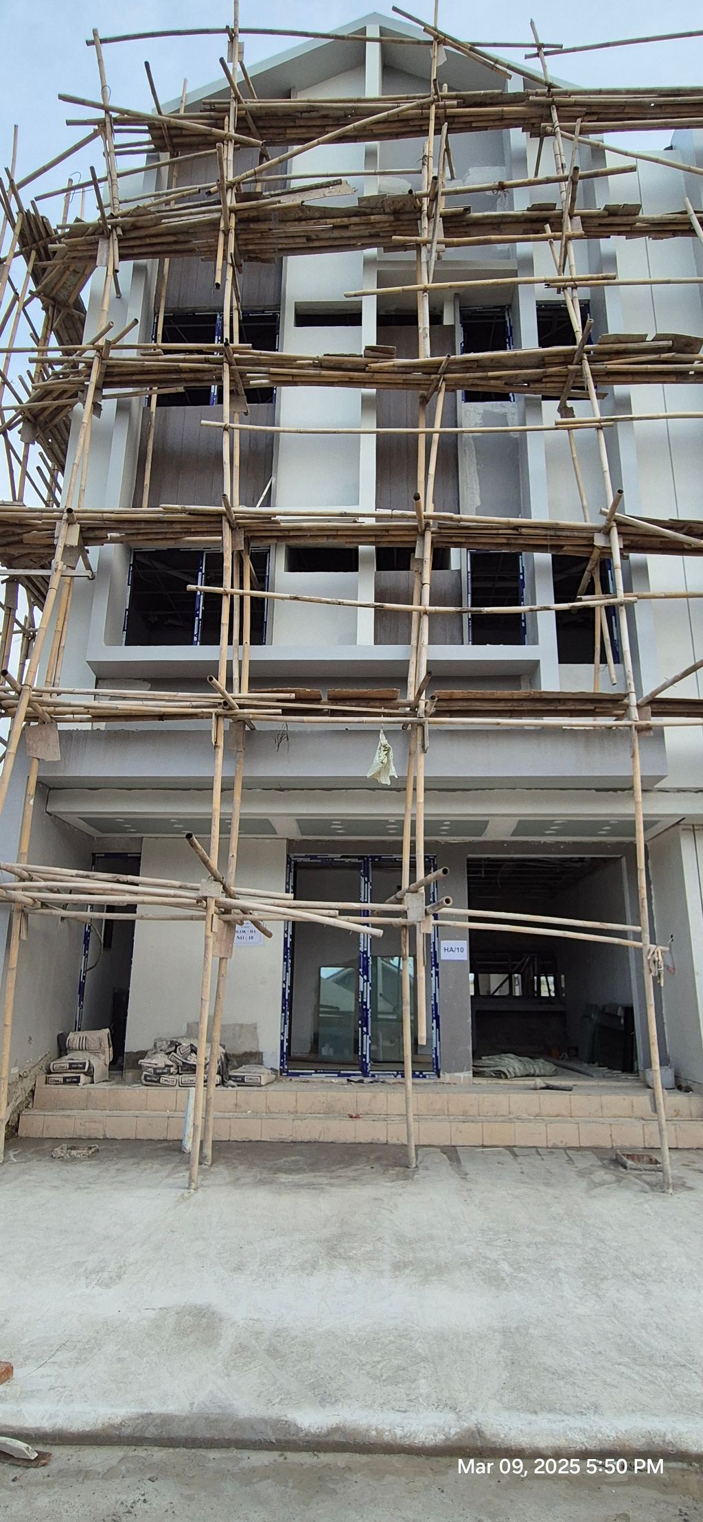 foto tampak rumah tipe 159/77 perumahan DE SILVA