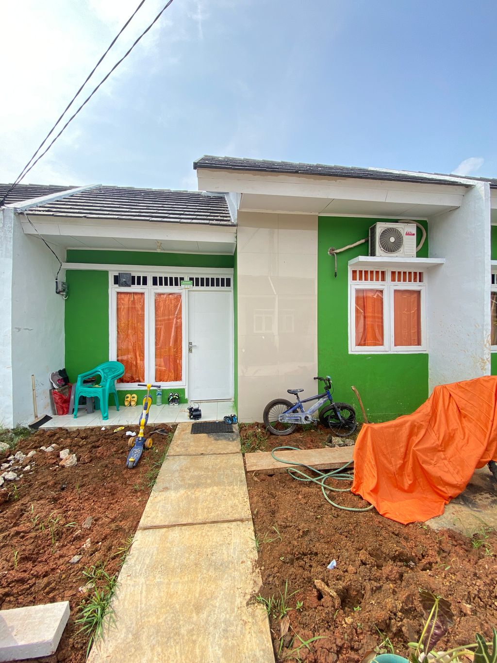 foto tampak rumah tipe 22/93 perumahan Grand Tamansari 3 Residence