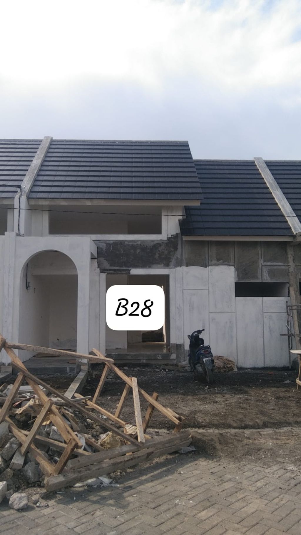 foto tampak rumah tipe Blok B-28 Galan Cluster Kensington perumahan The Anvaya Juanda