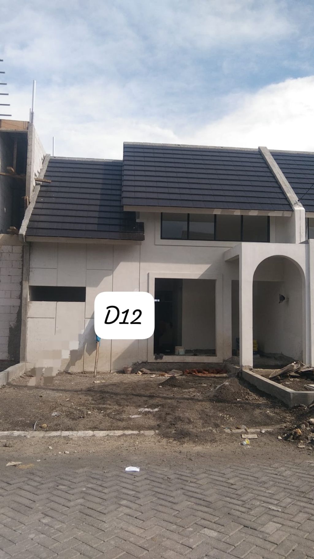 foto tampak rumah tipe Blok D-12 Galan Cluster Kensington perumahan The Anvaya Juanda