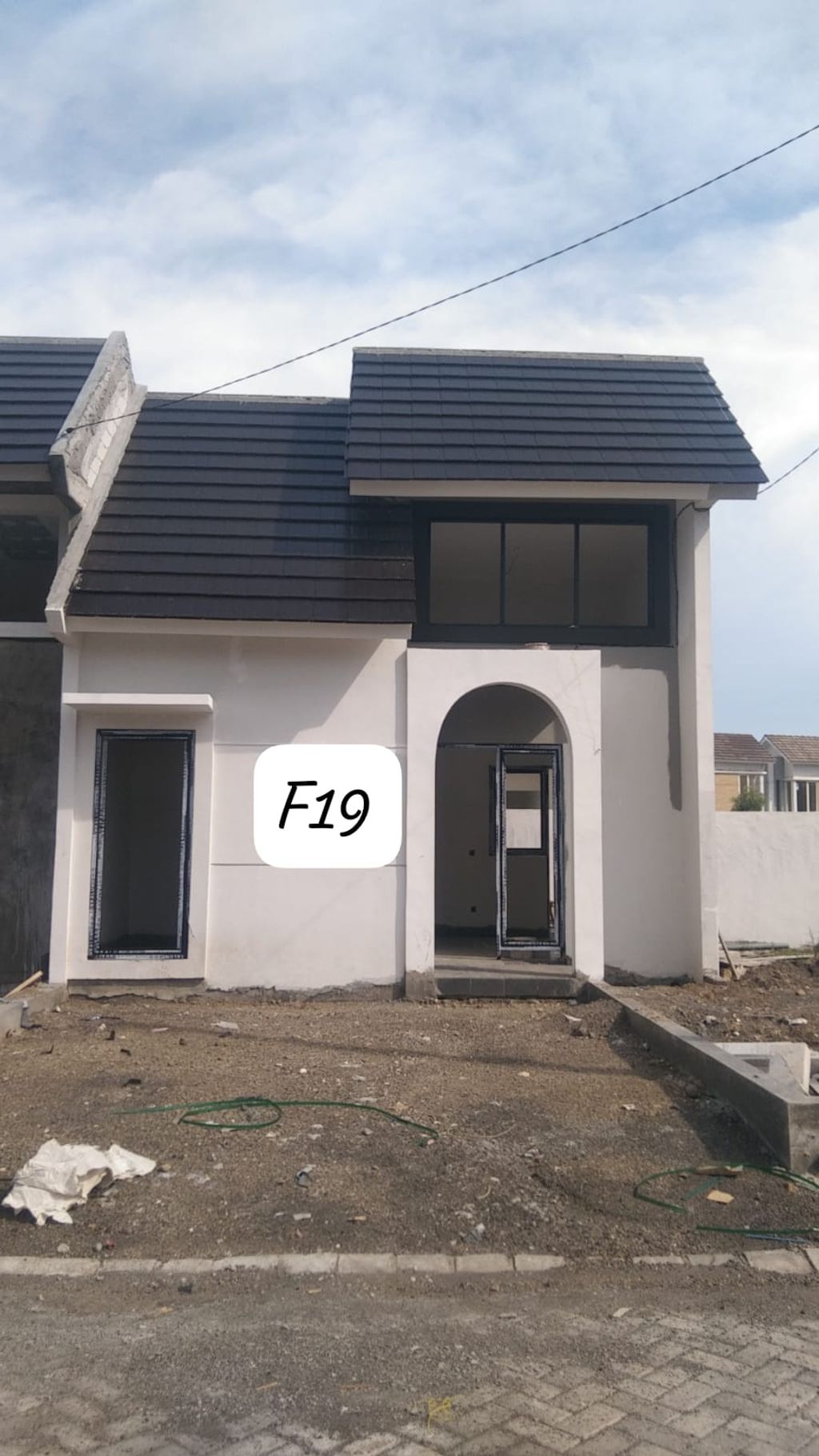 foto tampak rumah tipe Blok F-19 Fulton Hook Cluster Kensington perumahan The Anvaya Juanda