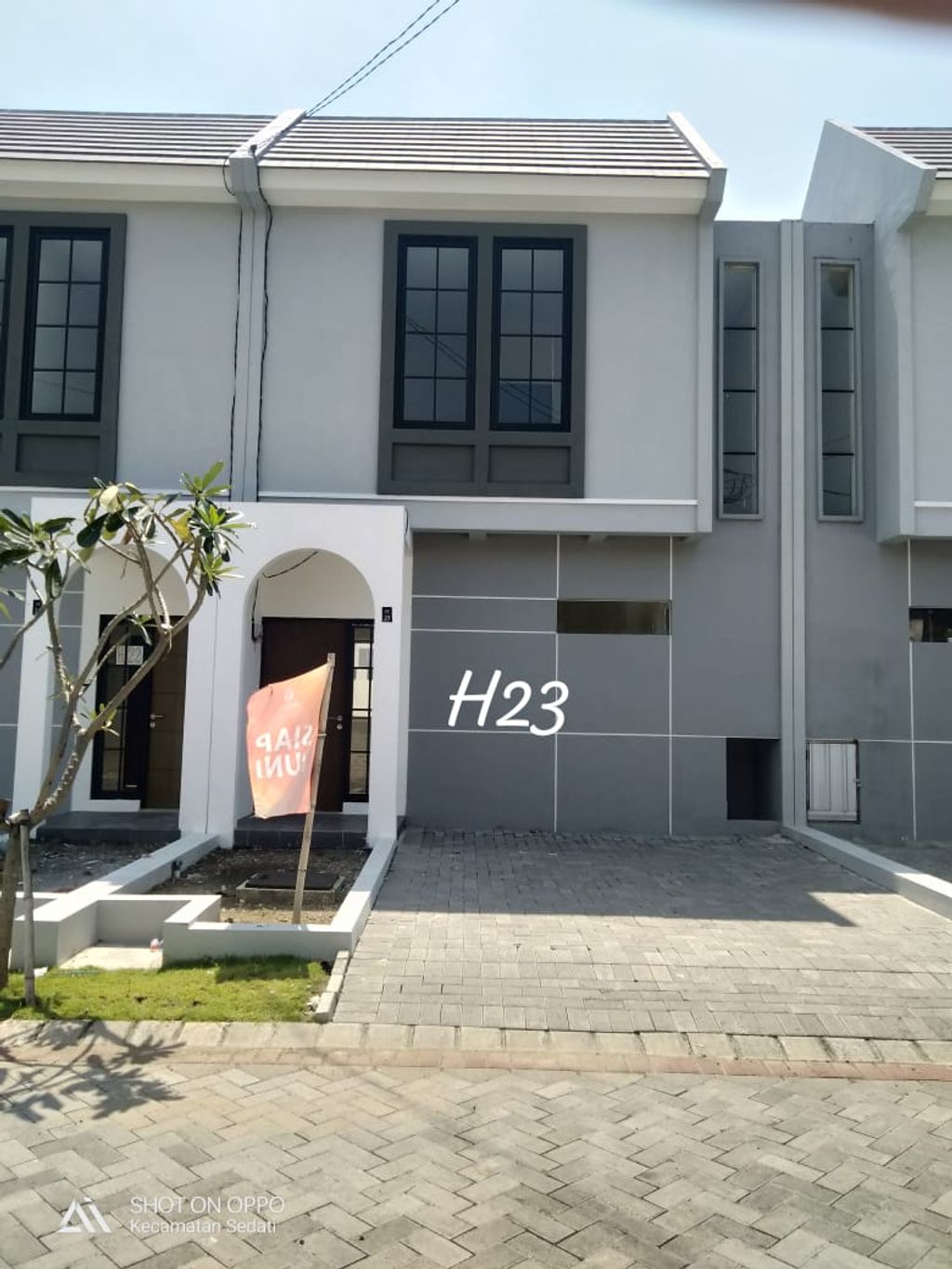 foto tampak rumah tipe Blok H-23 Anderson Cluster Kensington perumahan The Anvaya Juanda
