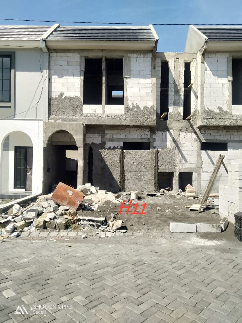foto tampak rumah tipe Blok H-11 Anderson Cluster Kesington perumahan The Anvaya Juanda