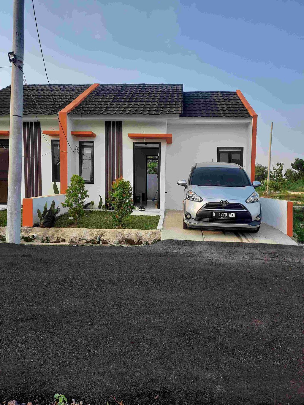 foto tampak rumah tipe 30/60 perumahan ALMIRA LAND JATIWANGI