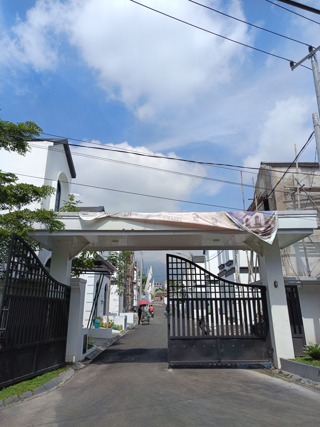 foto gerbang perumahan KEBUN RAYA NIRWANA