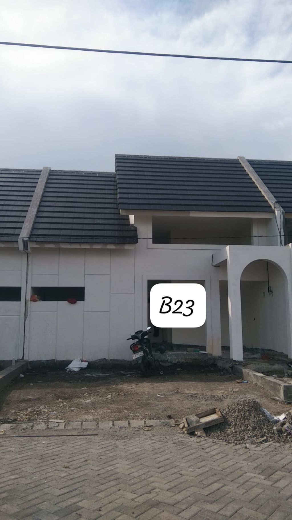 foto tampak rumah tipe Blok B-23 Galan Cluster Kensington perumahan The Anvaya Juanda