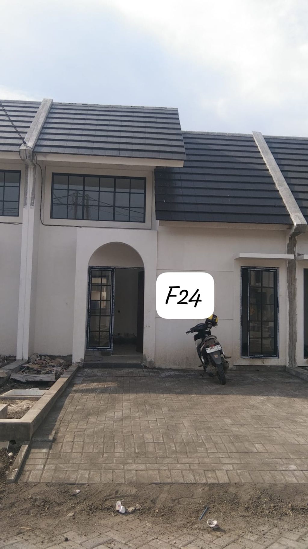 foto tampak rumah tipe Blok F-24 Fulton Cluster Kensington perumahan The Anvaya Juanda