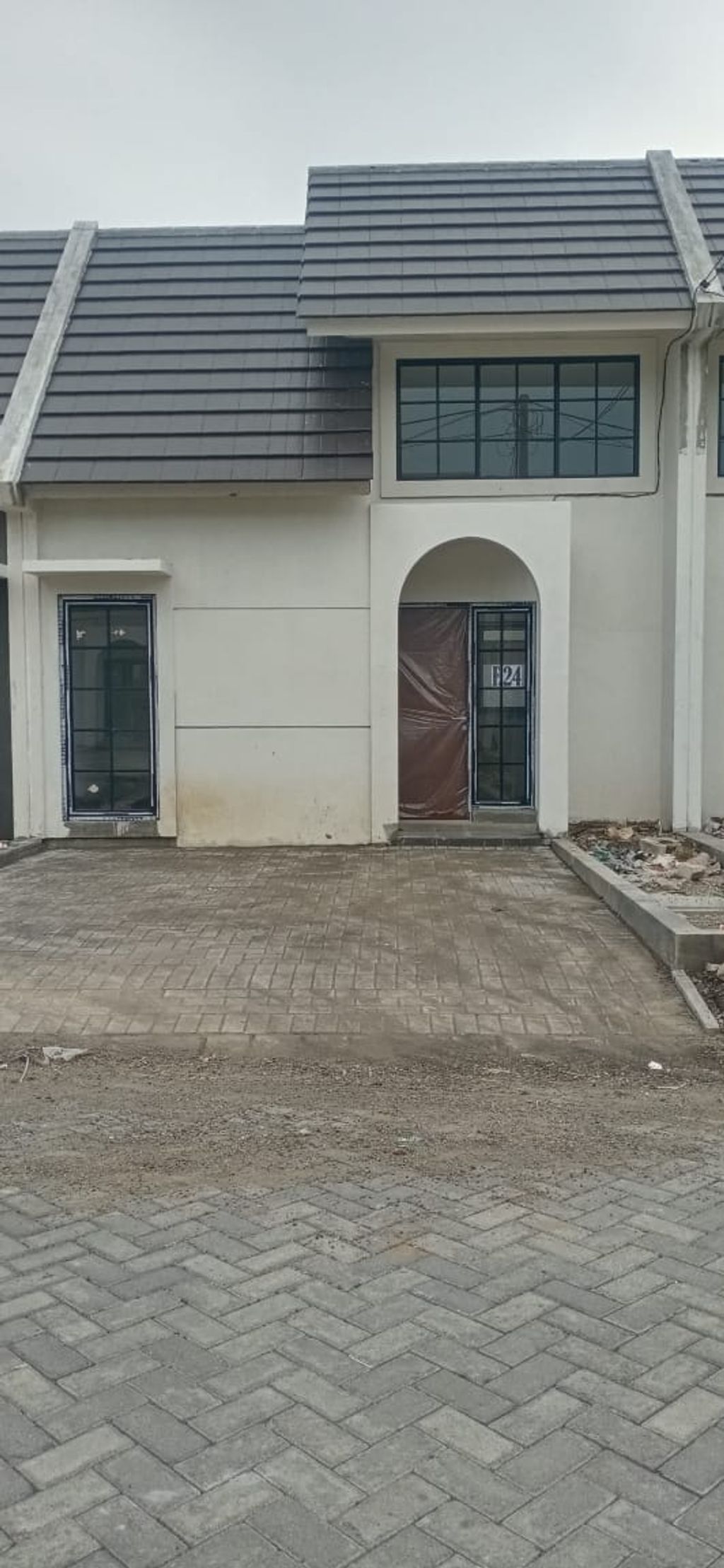 foto tampak rumah tipe Blok B-22 Galan Cluster Kensington perumahan The Anvaya Juanda