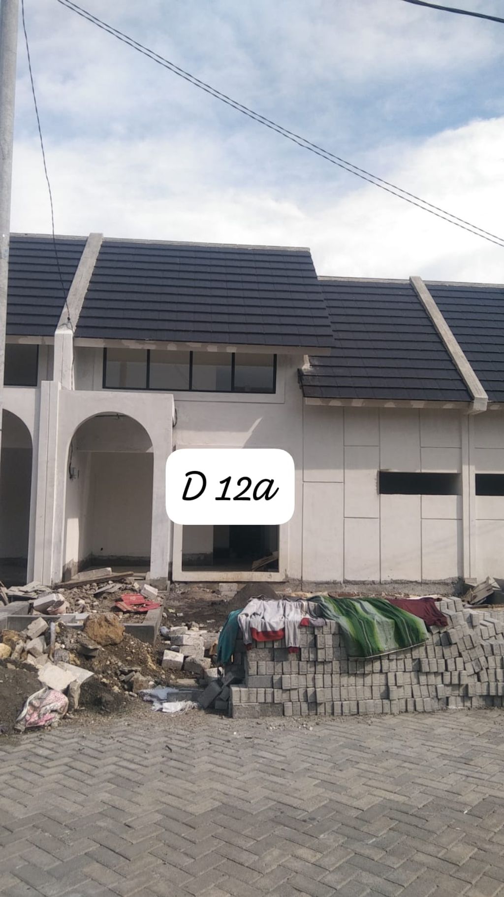 foto tampak rumah tipe Blok D-12A Galan Cluster Kensington perumahan The Anvaya Juanda