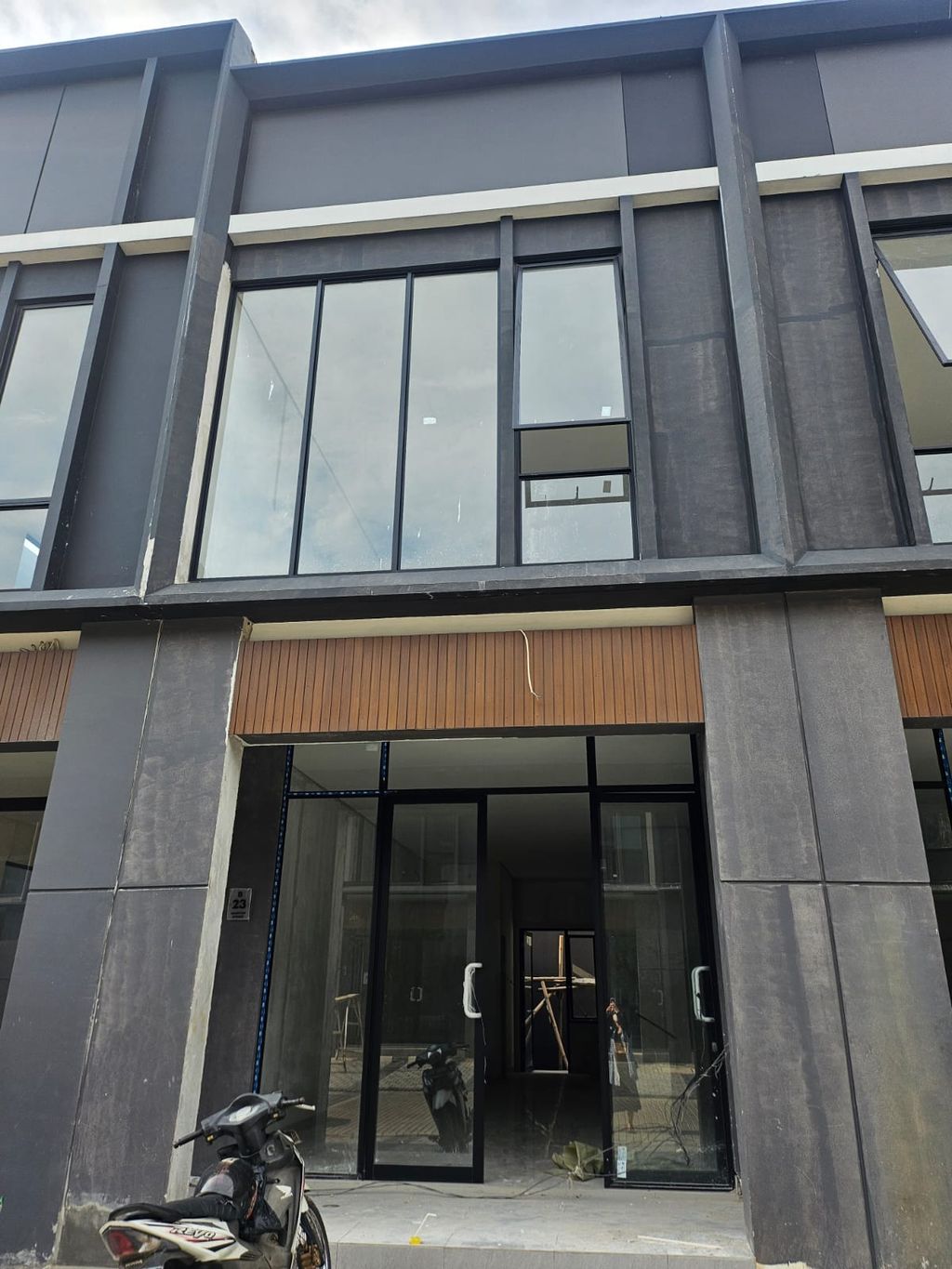 foto tampak rumah tipe HAMPTON 2/B/23 perumahan Ruko Hampton Avenue
