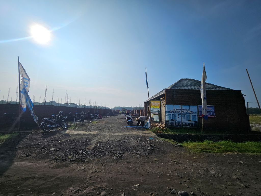 foto gerbang perumahan HOME PARANGJORO 2