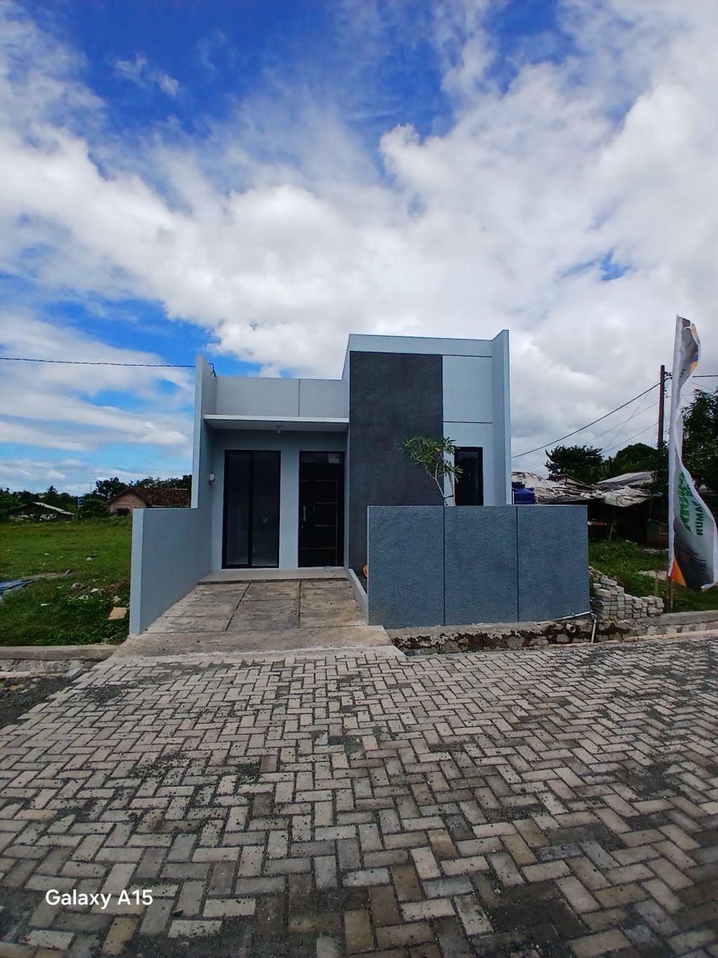 foto tampak rumah tipe 36/66 perumahan Mega Pesona