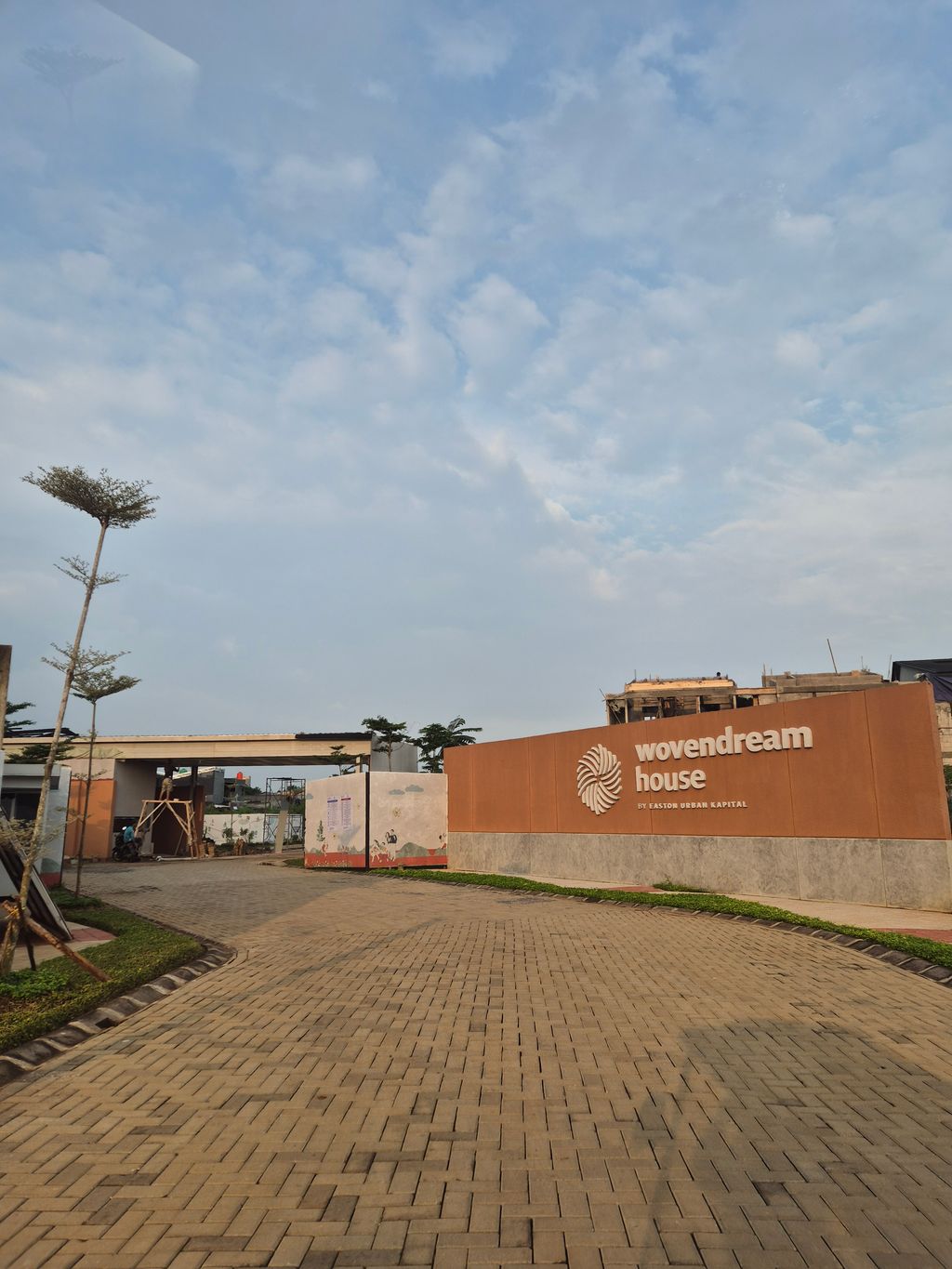 foto gerbang perumahan Wovendream House