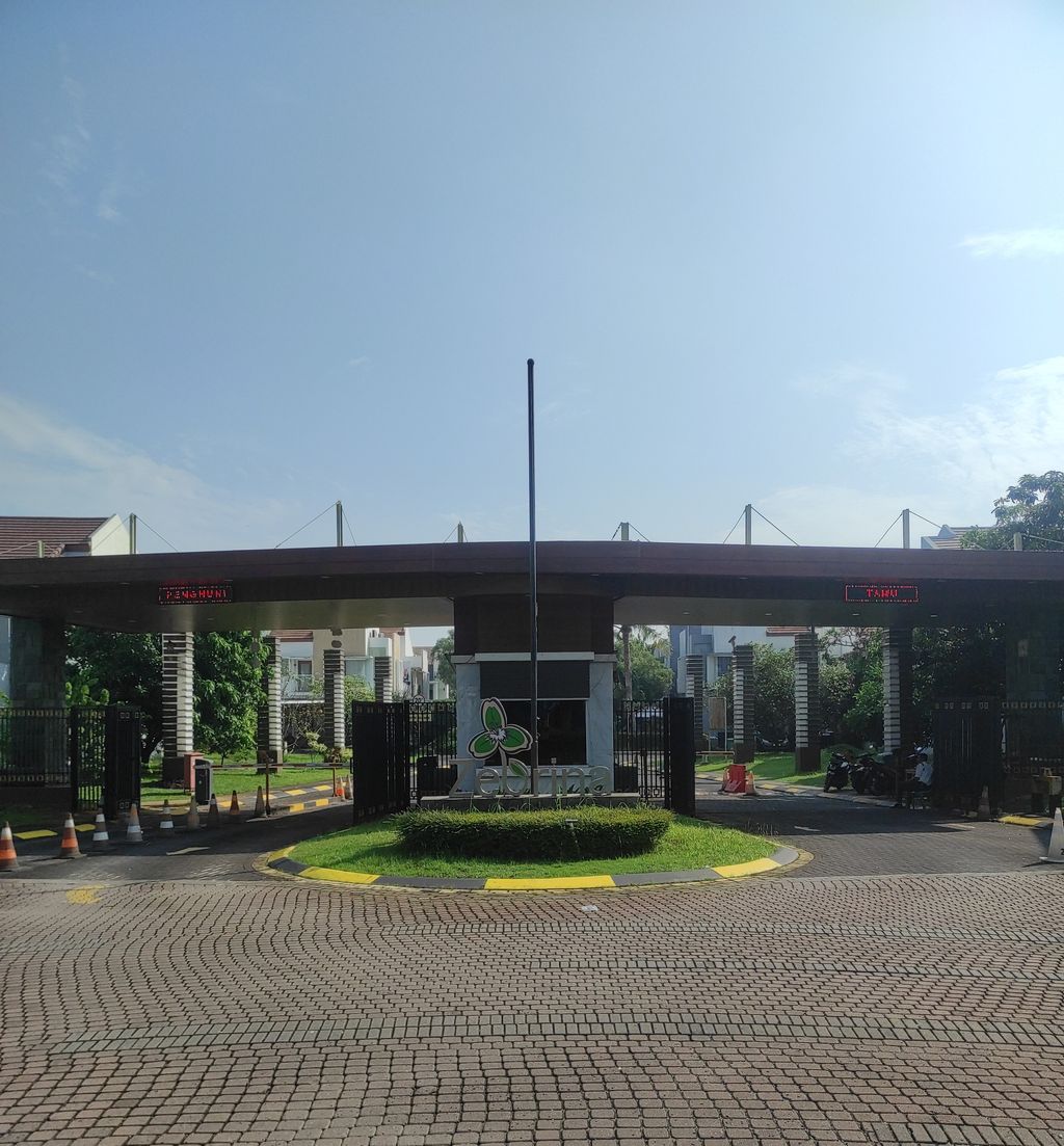 foto gerbang perumahan The Essence at Zebrina