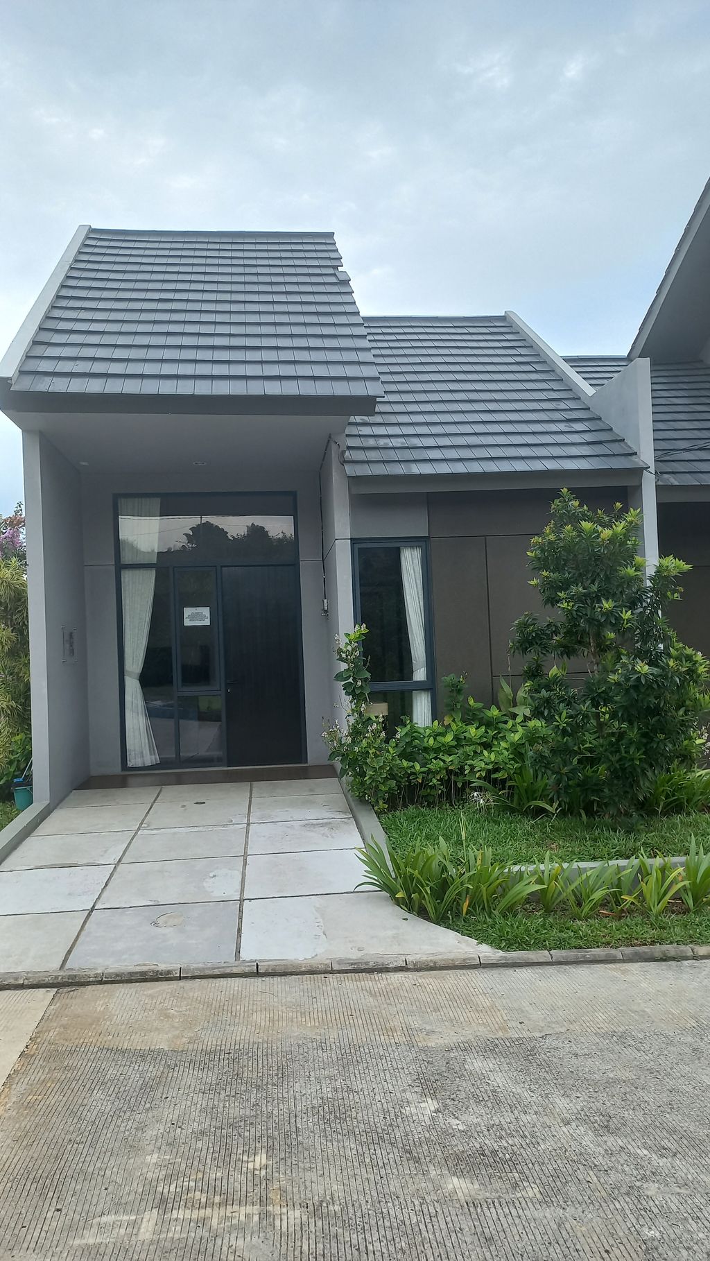 foto tampak rumah tipe ADENA perumahan PUTA NUTU RESORT & RESIDENCE
