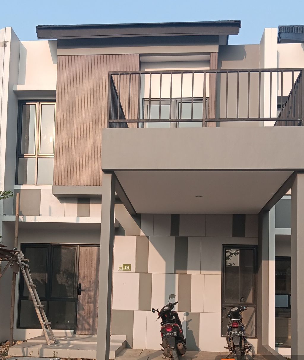 foto tampak rumah tipe SAPPHIRE BLOK B8 NO. 19 perumahan GRAND ALMAS RESIDENCE