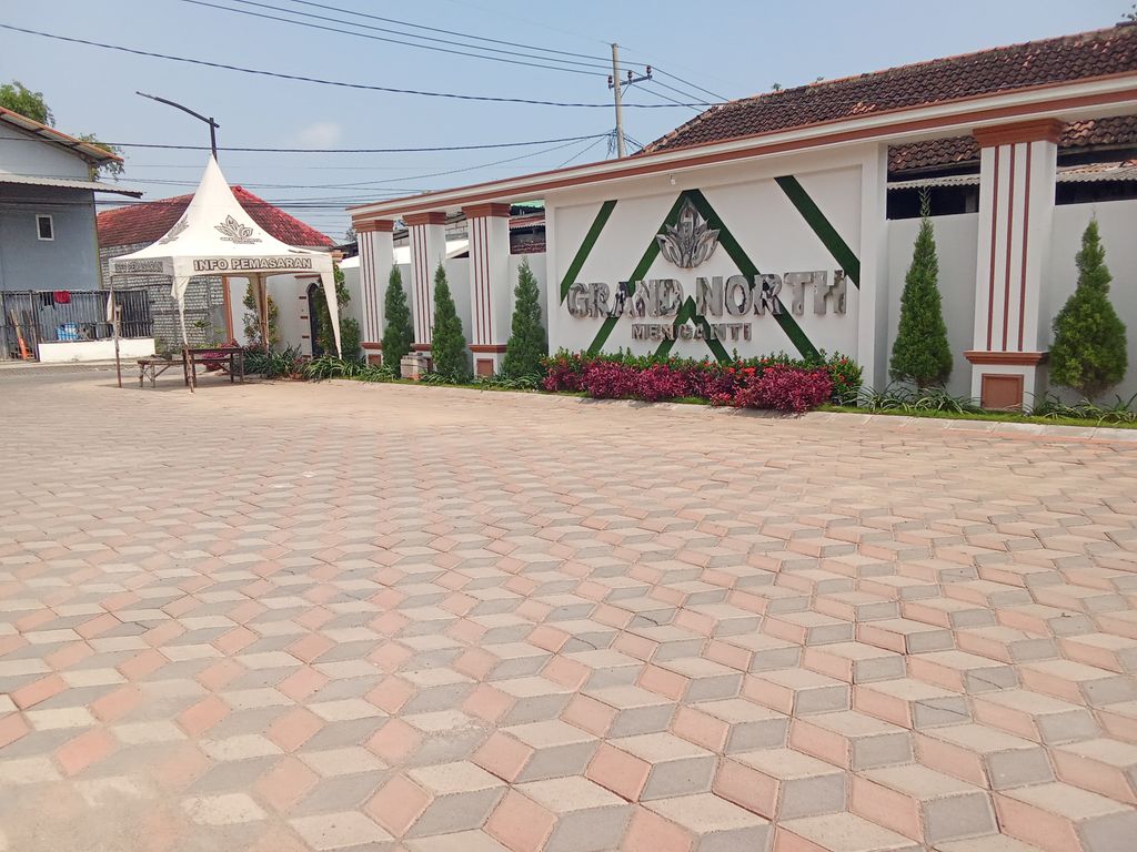 foto gerbang perumahan GRAND NORTH MENGANTI