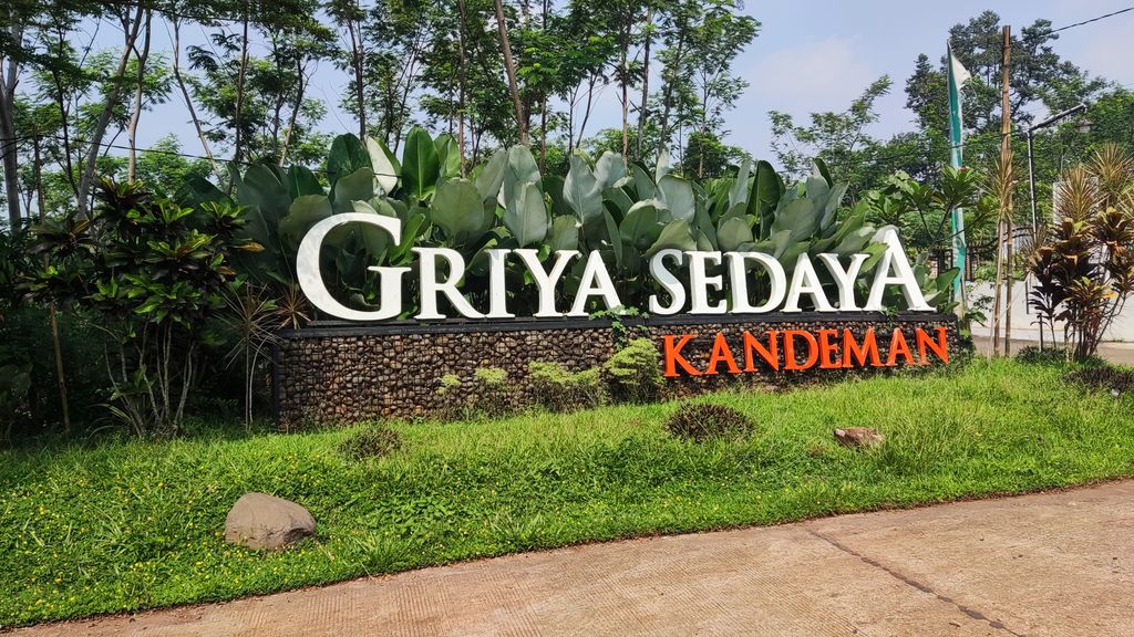 foto gerbang perumahan GRIYA SEDAYA KANDEMAN TAHAP 2