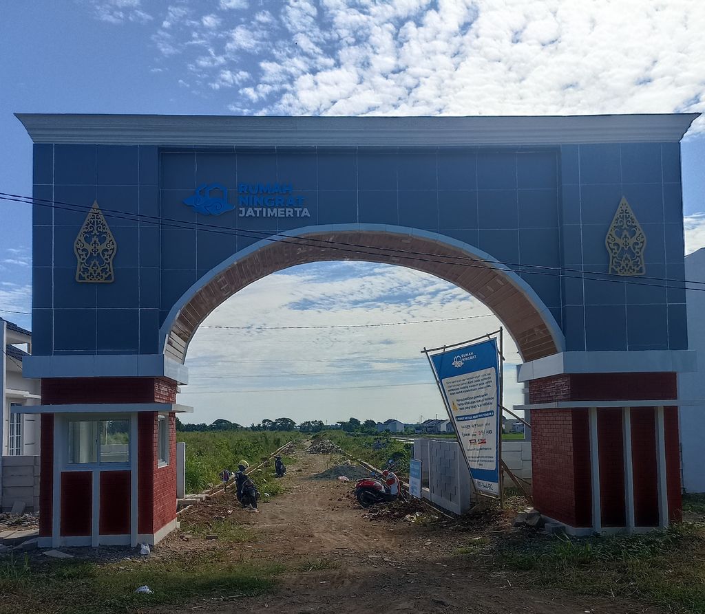 foto gerbang perumahan RUMAH NINGRAT TENGAH TANI