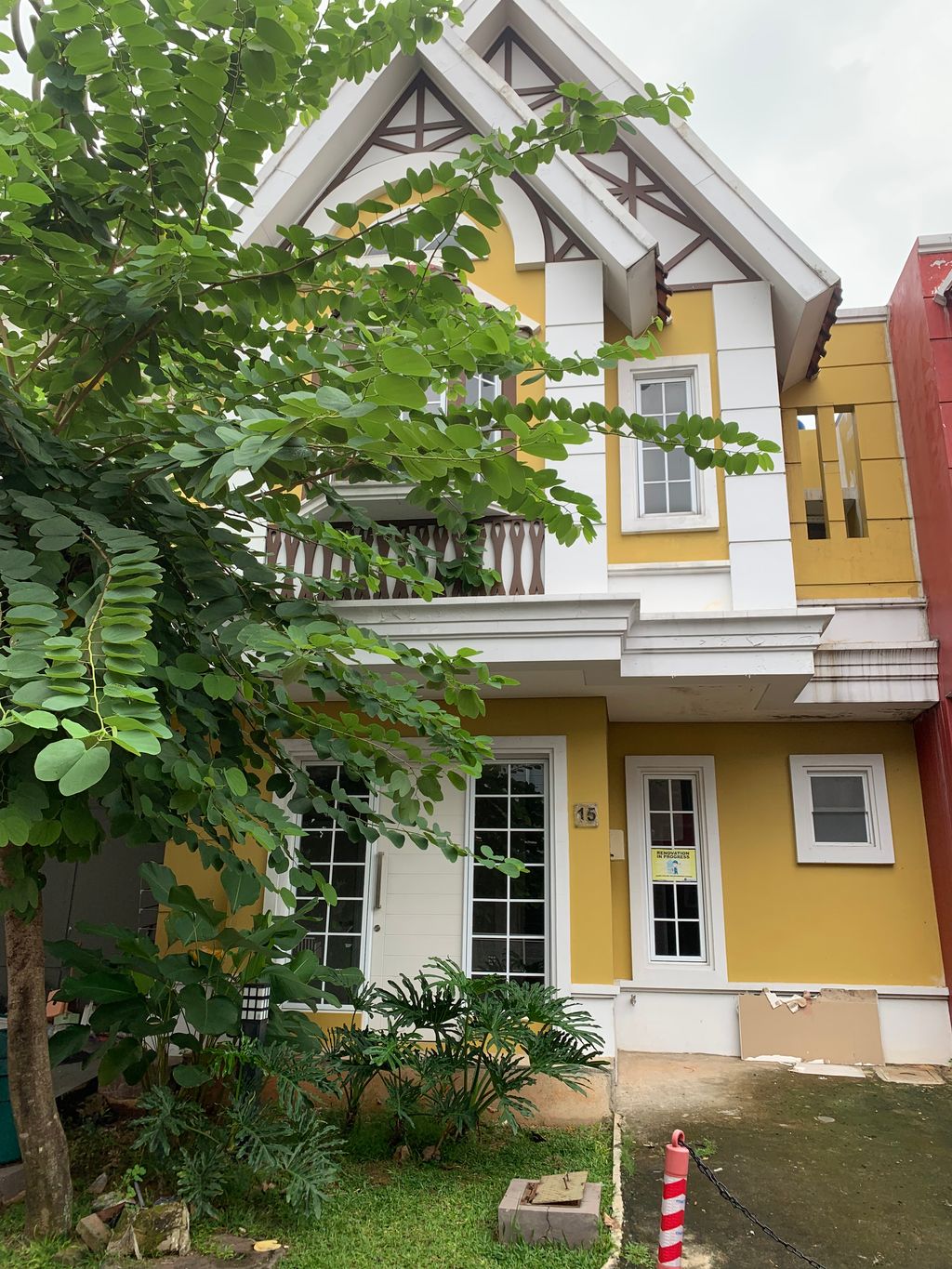 foto tampak rumah tipe INLAND/15 perumahan CLUSTER MALIBU VILLAGE