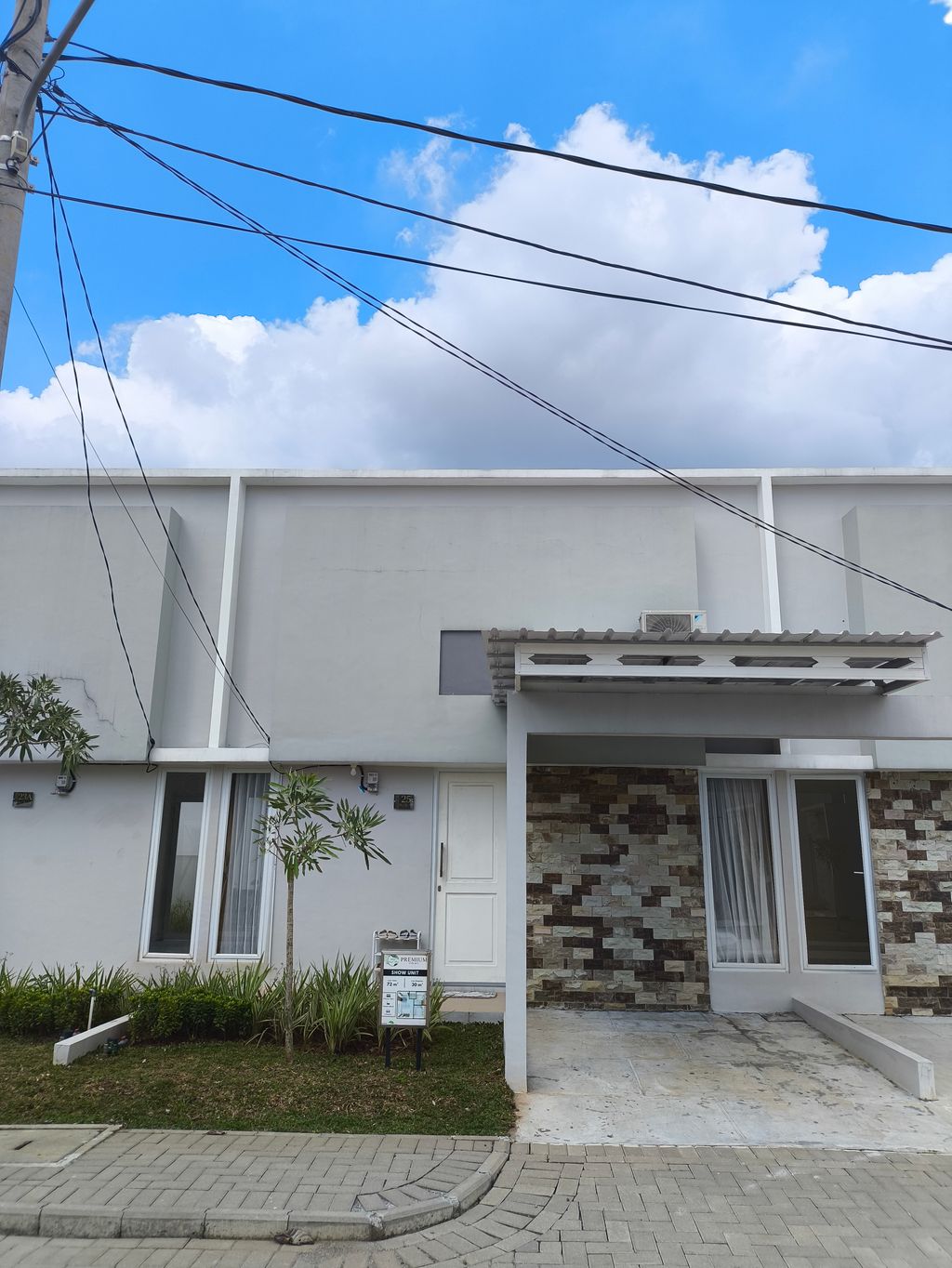 foto tampak rumah tipe LUXURY HOOK 36/108 perumahan TANGERANG SMART CITY