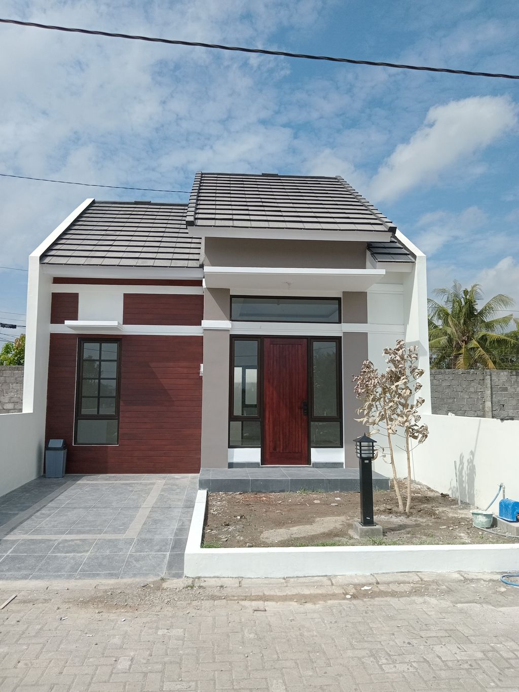 foto tampak rumah tipe Royal Sapphire 42 perumahan Permata Bangunjiwo Regency
