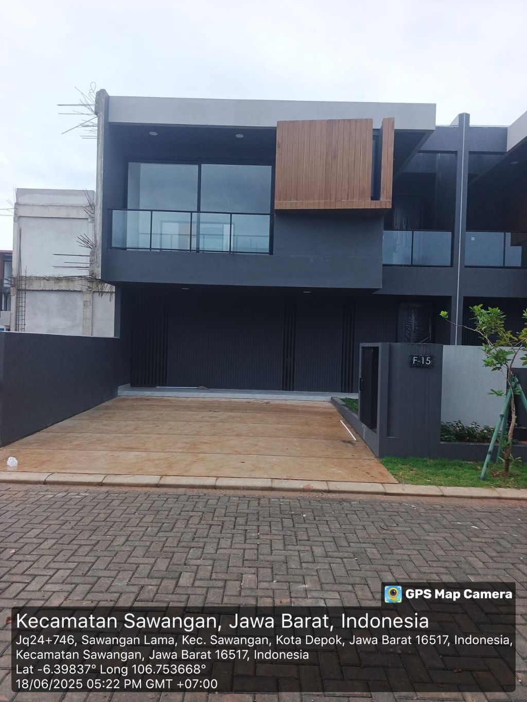 foto tampak rumah tipe LAKE VISTA F-015 PAVILION perumahan Shila At Sawangan