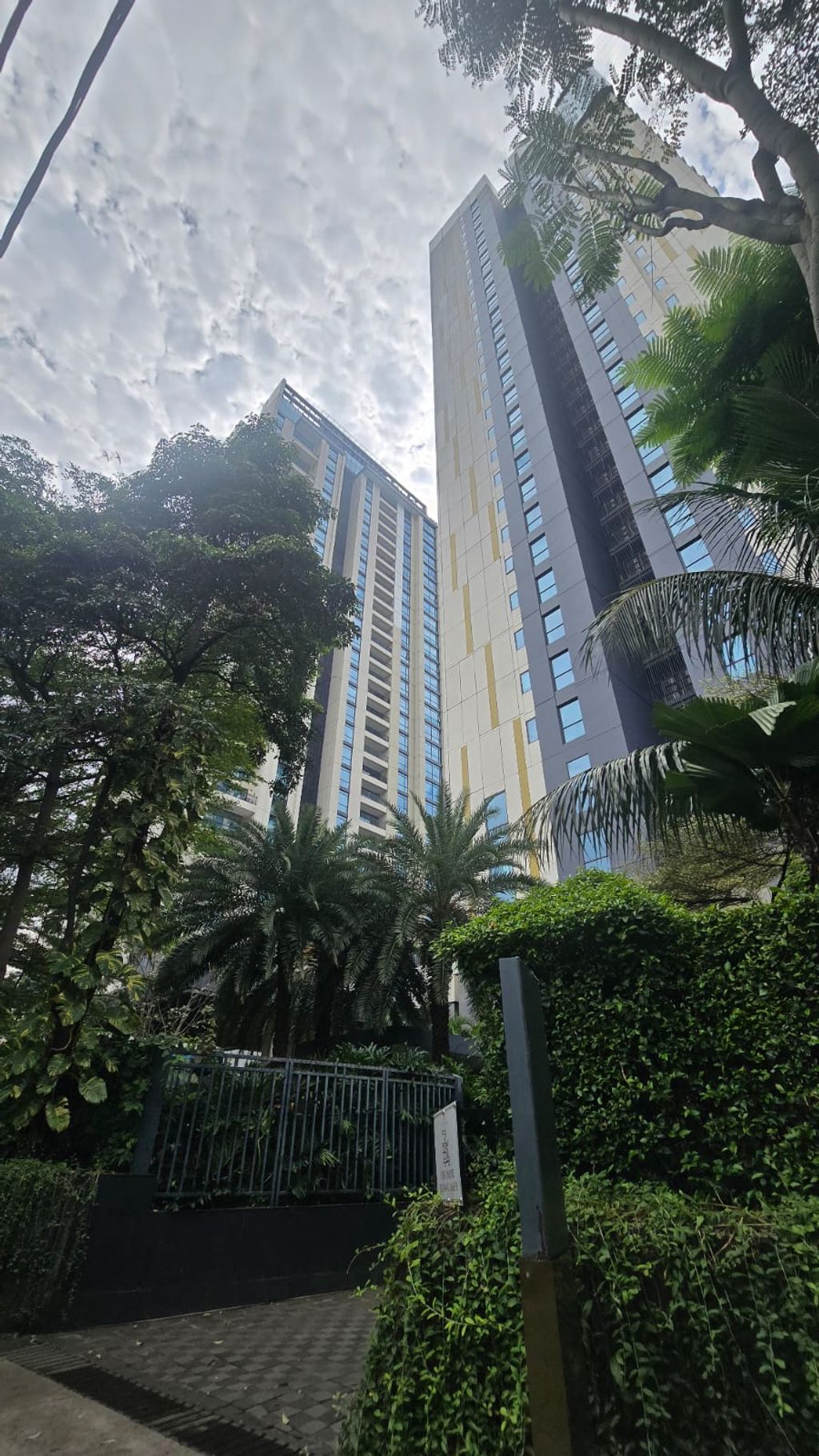 foto tampak rumah tipe UPPERHOUSE 17I perumahan Apartemen Wang Residence