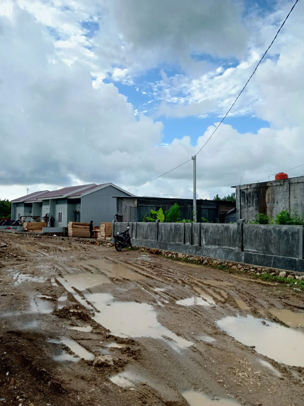 foto gerbang perumahan GRIYA PESONA KAREMA