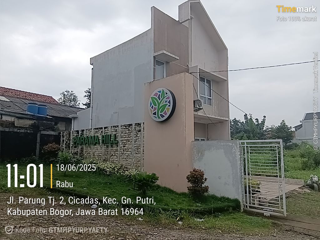 foto gerbang perumahan Parama Hill