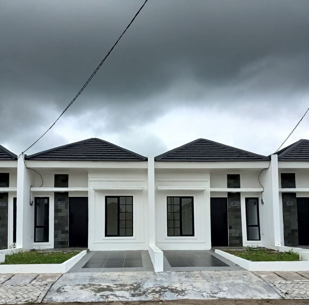 foto tampak rumah tipe CROWN B O.11 HOOK perumahan GRAND PESONA