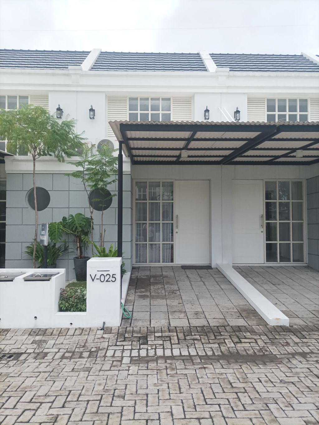 foto tampak rumah tipe VICENZA perumahan Grand Village