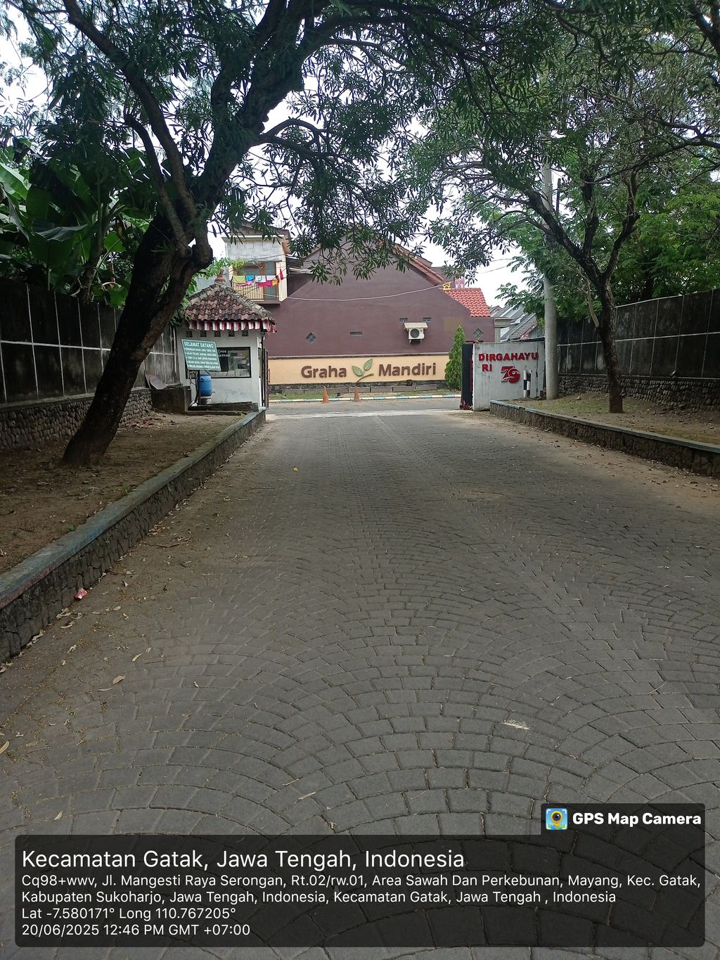 foto gerbang perumahan Graha Mandiri Mayang 3