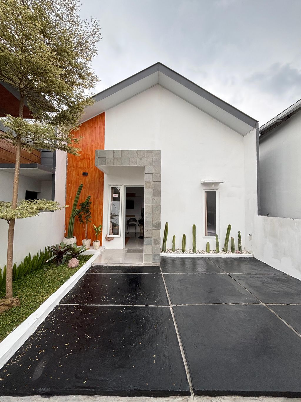 foto tampak rumah tipe SCANDINAVIAN perumahan SATIVA PODOMORO 3