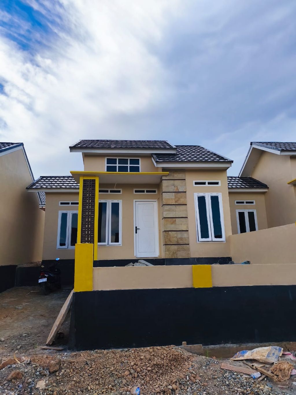 foto tampak rumah tipe 36/112 perumahan LAKSITA RESIDENCE 3 TAHAP 2