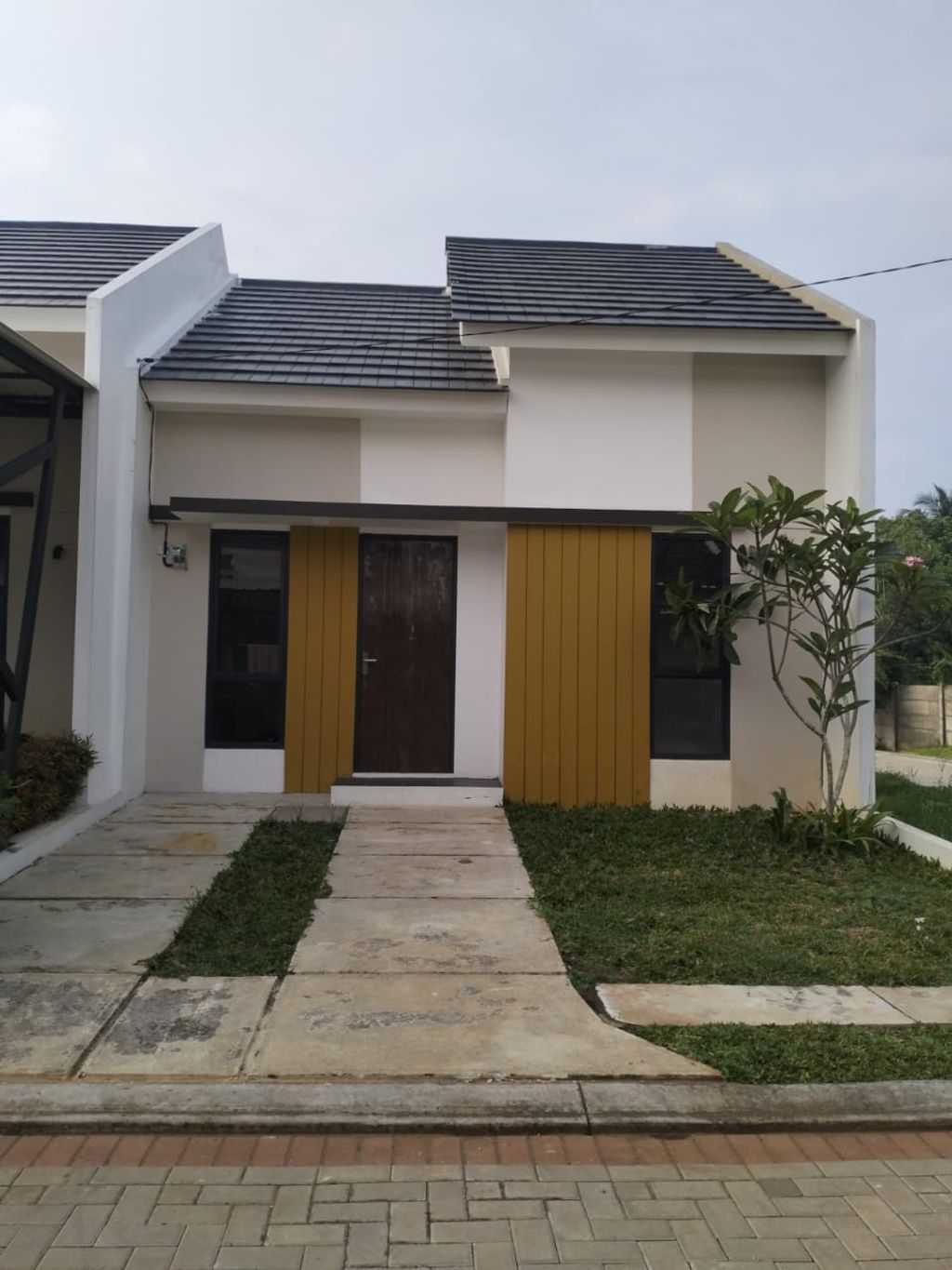 foto tampak rumah tipe 36/107 perumahan Padma Hills