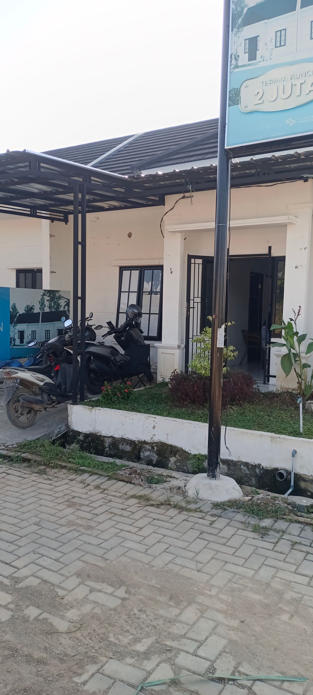 foto contoh rumah perumahan RUMAH SULTAN BRINGIN