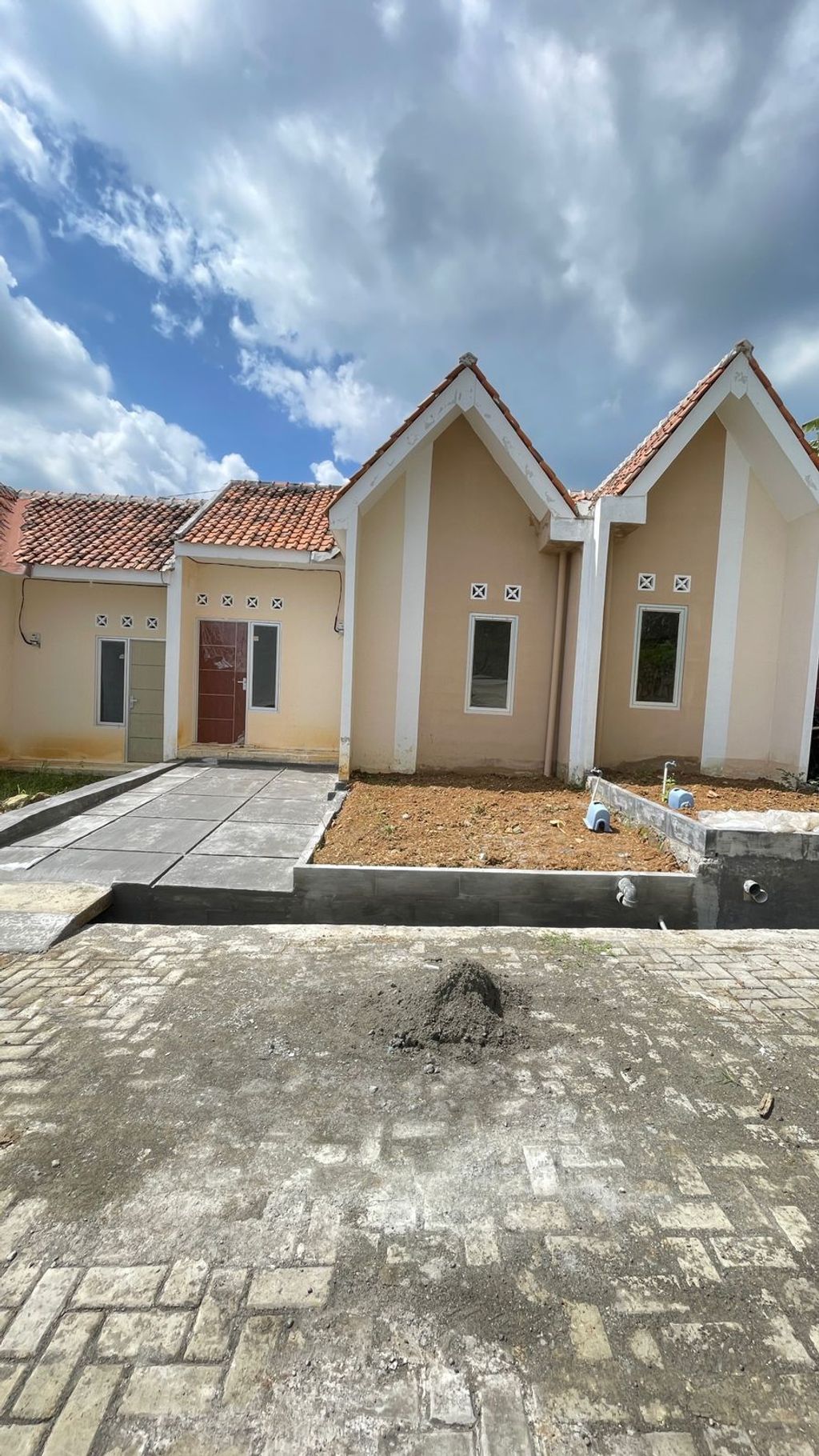 foto tampak rumah tipe 30/70 Blok D No 34 perumahan GRAND MAHKOTA SULTAN 4