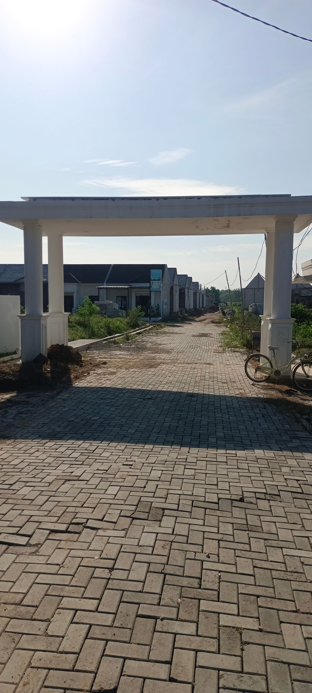 foto gerbang perumahan RUMAH SULTAN BRINGIN