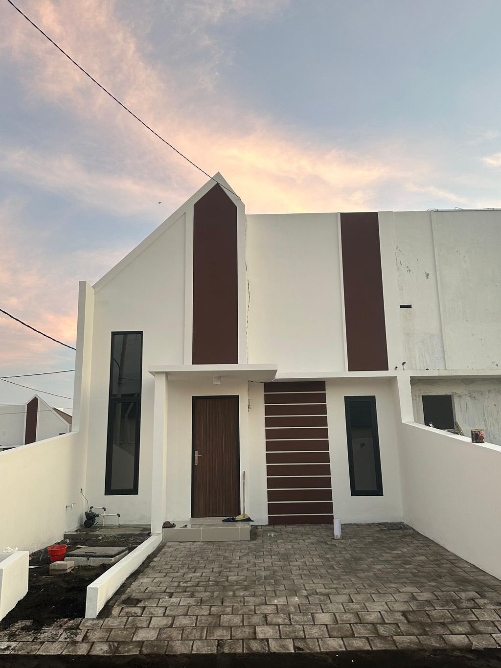 foto tampak rumah tipe THE WISE NON STANDART 16 perumahan THE OSO 2