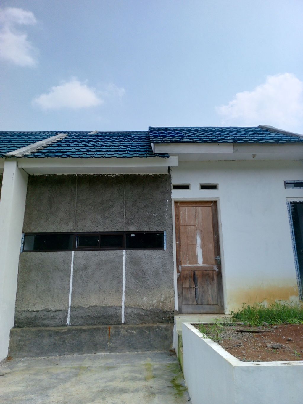 foto tampak rumah tipe 30/60 perumahan Green Emerald Parung Kuda