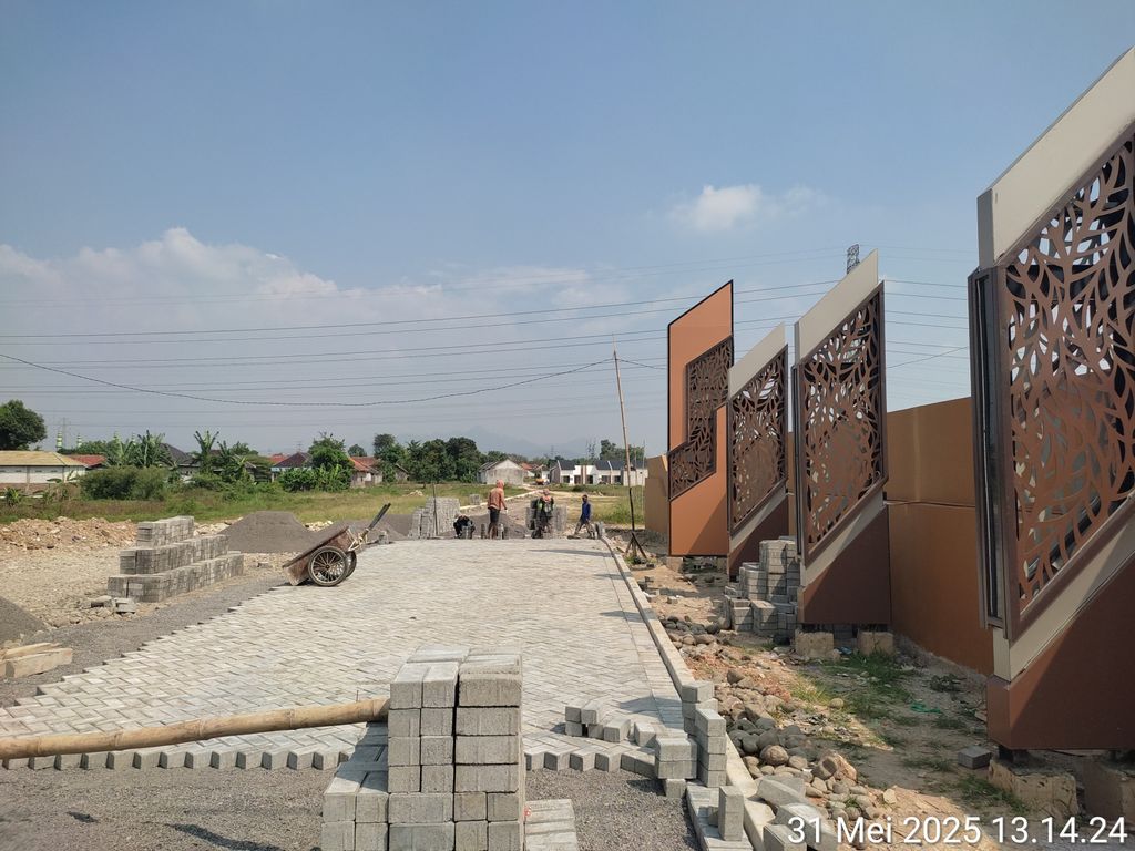 foto gerbang perumahan SERUMA ARJAWINANGUN