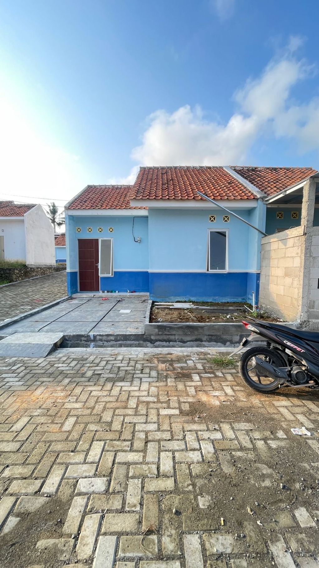 foto tampak rumah tipe Blok E No 22 perumahan GRAND MAHKOTA SULTAN 4