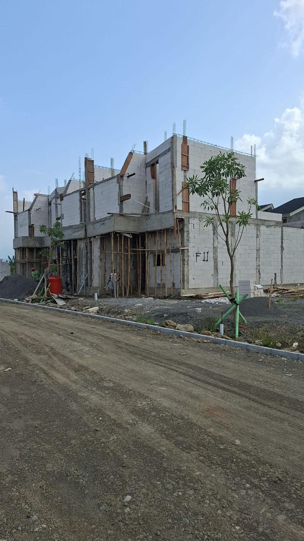 foto tampak rumah tipe PRABHA perumahan SANG WIRA