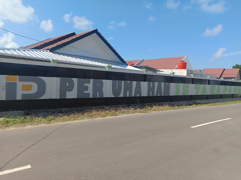 foto gerbang perumahan Istana Padang Blok H