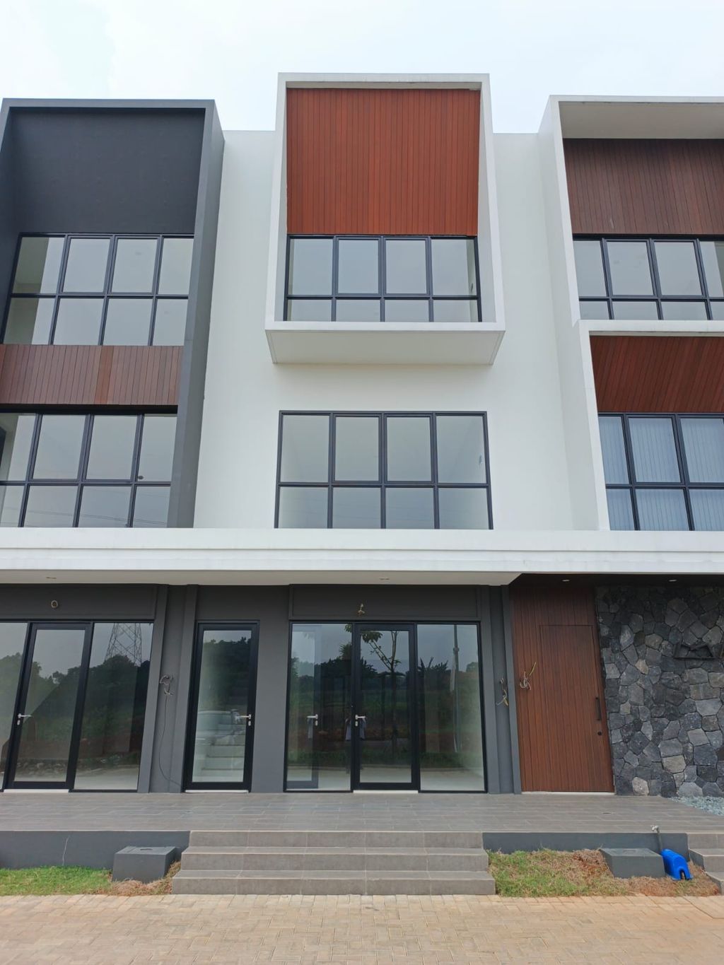 foto tampak rumah tipe SHOPHOUSE 75/135 perumahan MORIZONO